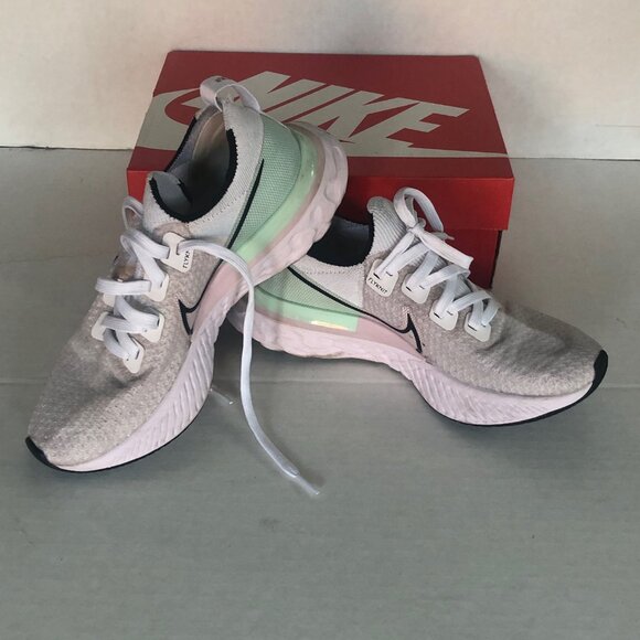 Woman's Nike React Infiniti Flyknit Running Shoes size 8 1/2 - Picture 1 of 8
